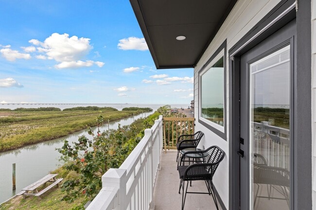 Building Photo - 111 W Sunny Isle Dr