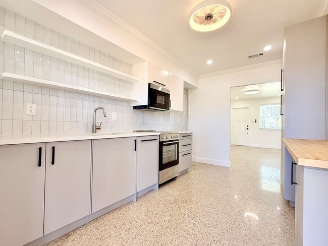 Building Photo - 748-750 Bethune St