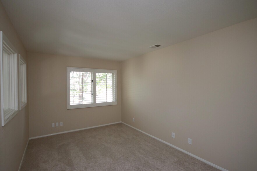 Building Photo - 1074 Rocton Dr