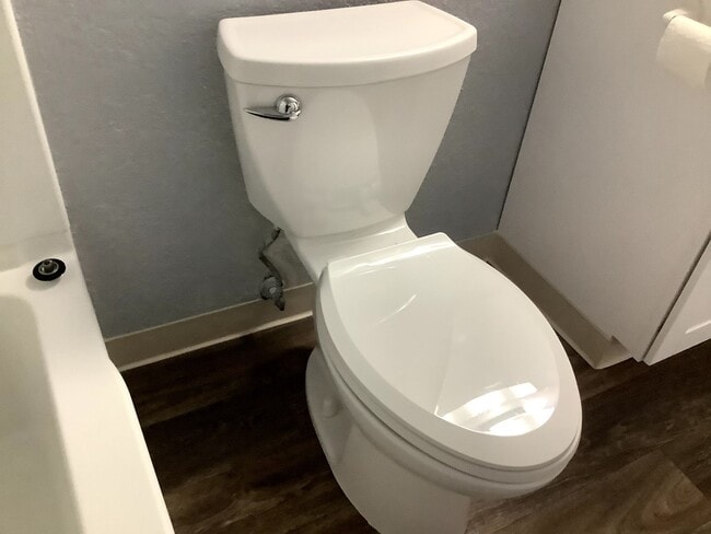 Building Photo - 2-Bedroom 1 1/2 bathroom townhouse in Springfield