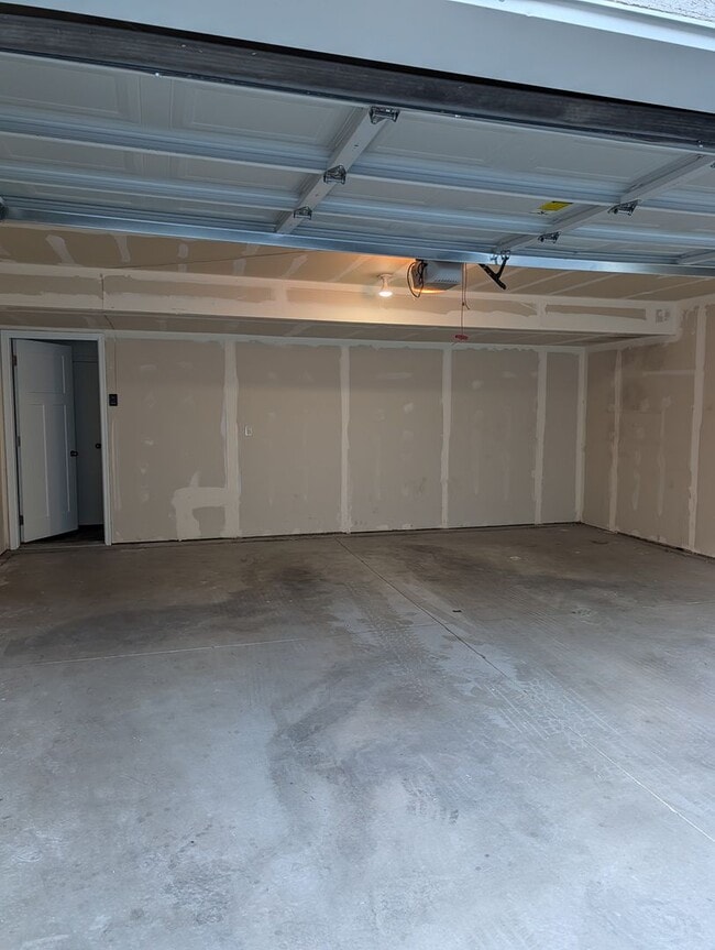 Building Photo - January Rent Free! 3 Bed 2 Bath Townhouse for Rent!