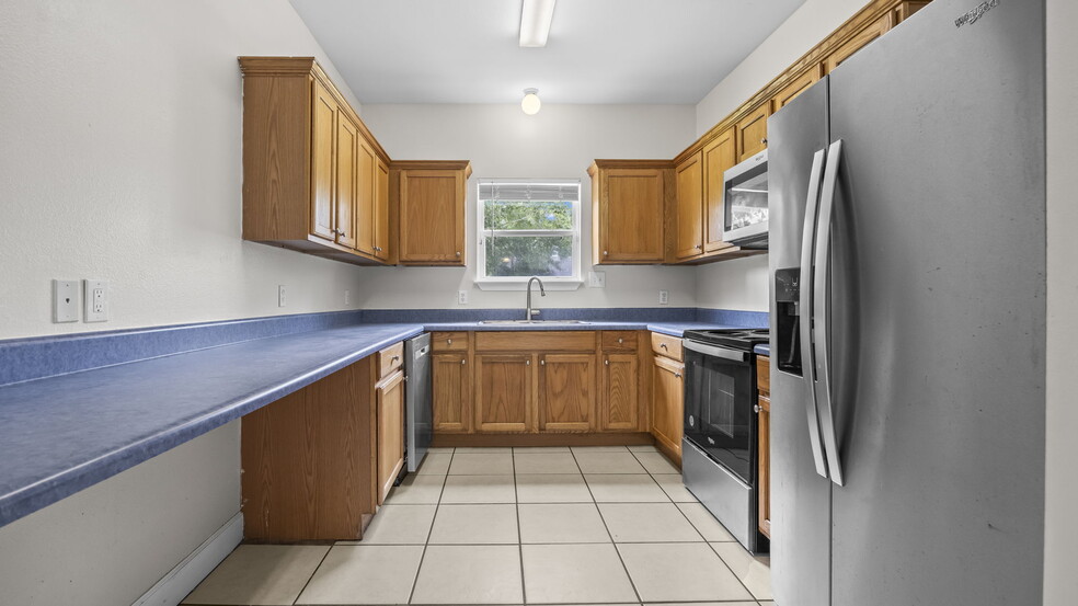 Building Photo - 601 S Cedar St