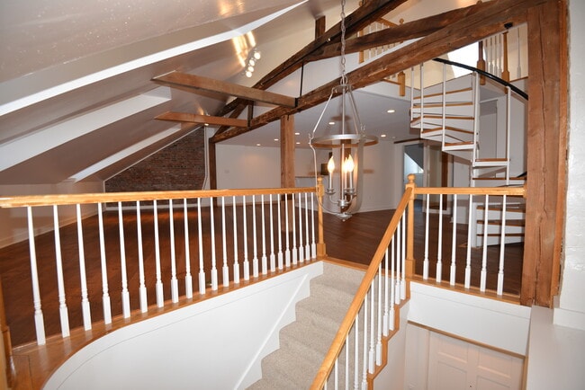 Building Photo - 2 Bow St