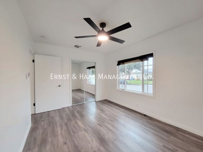 Building Photo - Beautifully Remodeled 3 Bedroom 2 Bath Lak...