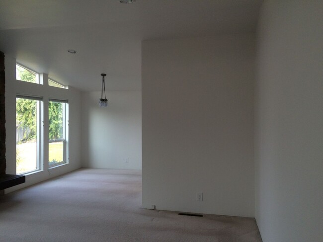 Building Photo - PENDING APPLICATIONS! Single Family Home i...