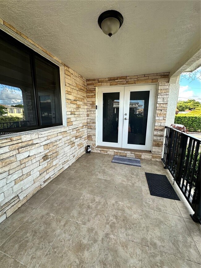 Building Photo - 5010 E 1st Ave