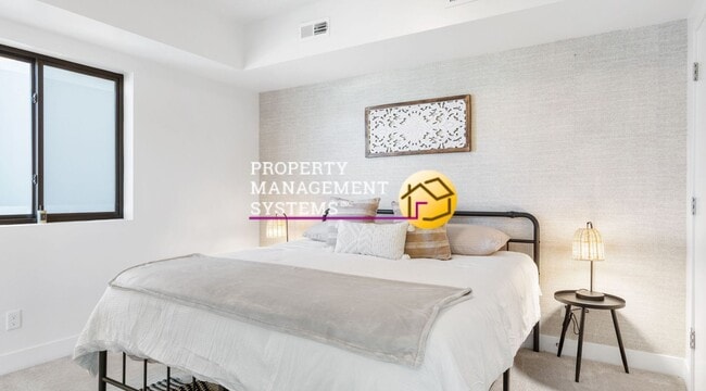 Building Photo - 2 Bed Townhome - *Includes Internet!!