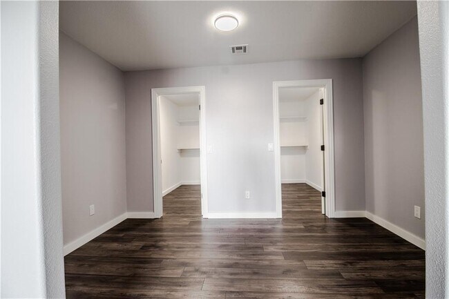 Building Photo - 520 Paint Ln