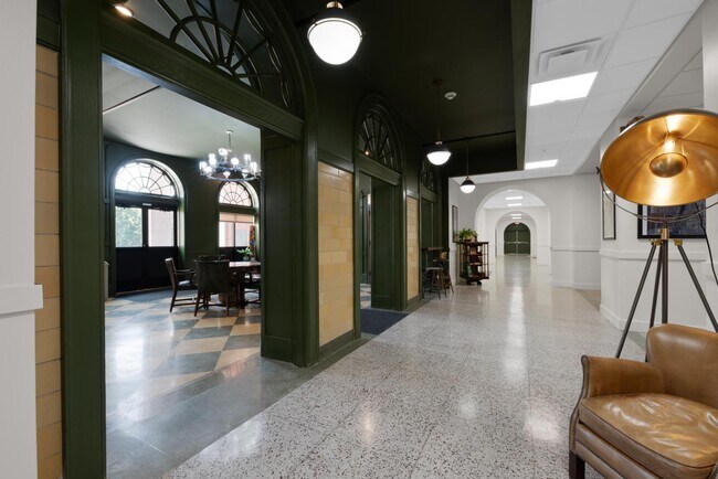 Building Photo - 301 N Mulberry St