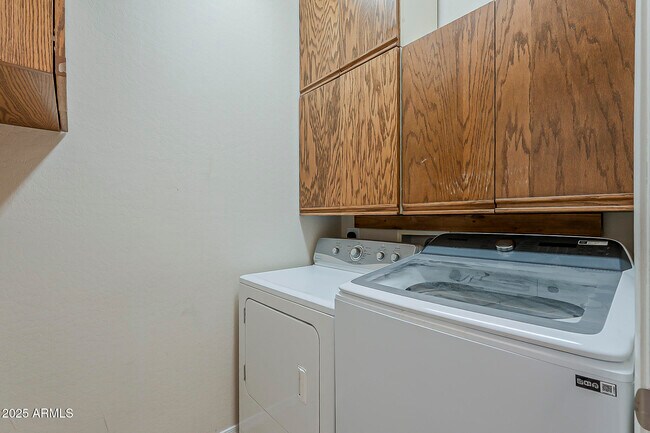 Building Photo - 519 E Rainbow Dr