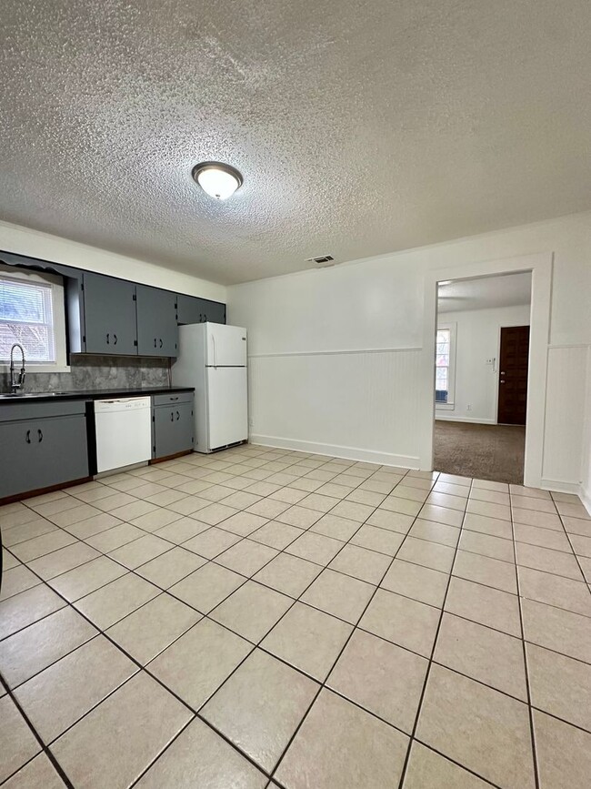 Building Photo - Now Available -  Spacious 3-Bedroom Home A...