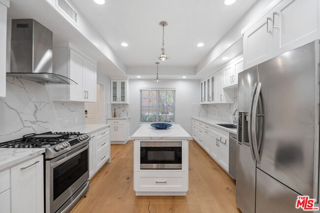 Building Photo - 851 N San Vicente Blvd