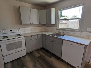 Building Photo - 2-bedroom 1-bathroom duplex