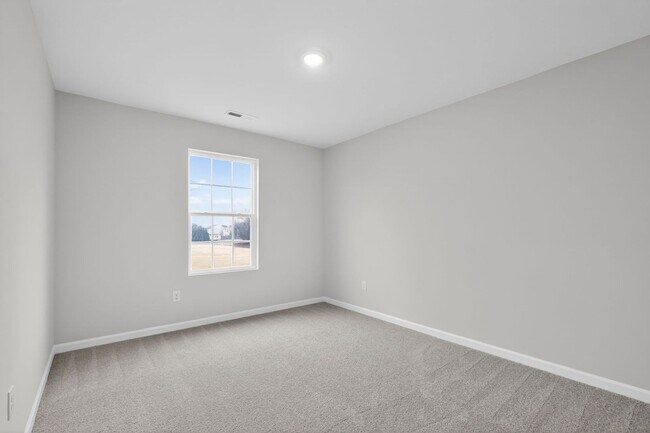 Building Photo - Spacious 5BR House in Statesville