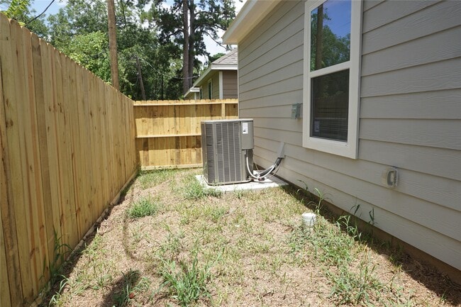 Building Photo - 9980 Calendar St