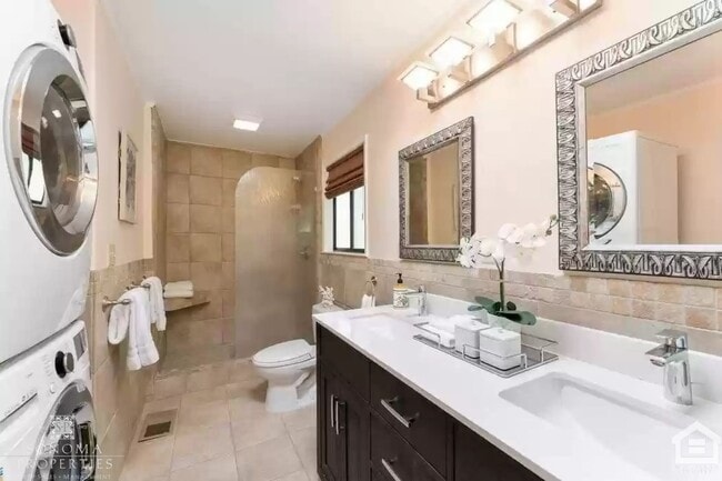 Building Photo - Beautiful 4bd/3.5ba Updated Custom House with Valley Views