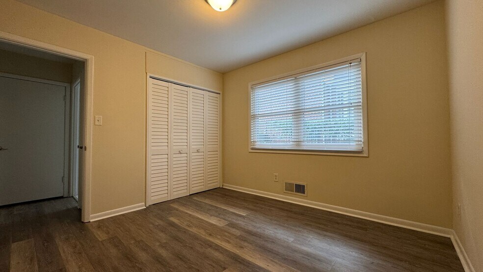 Building Photo - 160 S Lake Dr