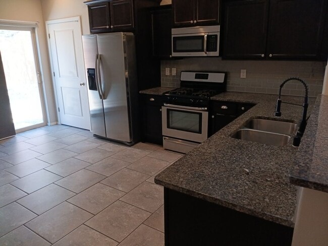 Building Photo - Beautiful 3 Bedroom 2 Bathroom home! Showi...