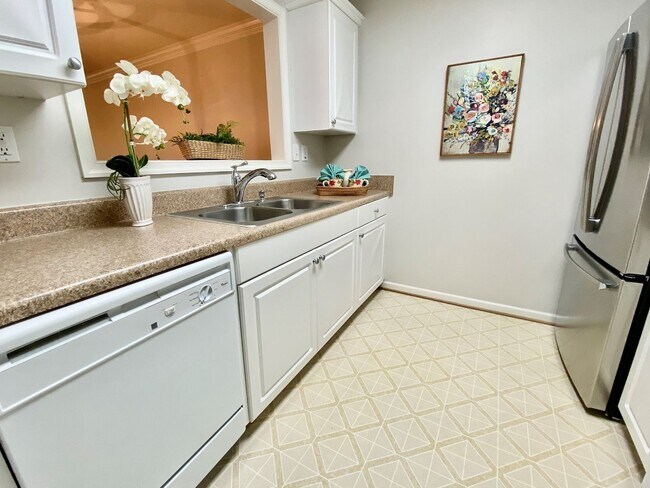 Building Photo - Super-Cute Condo! First Floor - 1-Story - Fenced Patio - Storage - Pet Friendly!