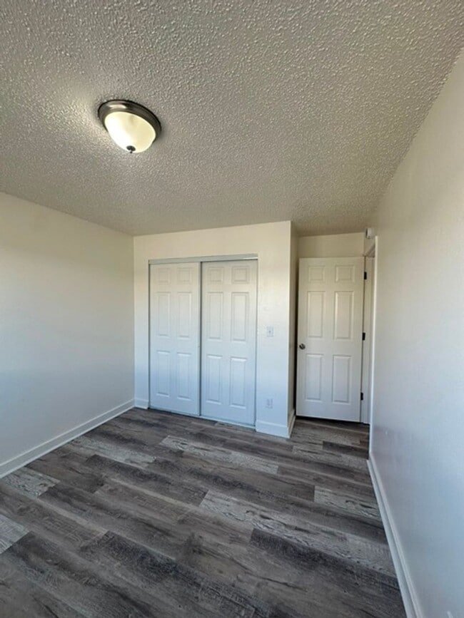 Building Photo - 3 Bedroom Duplex with Carport