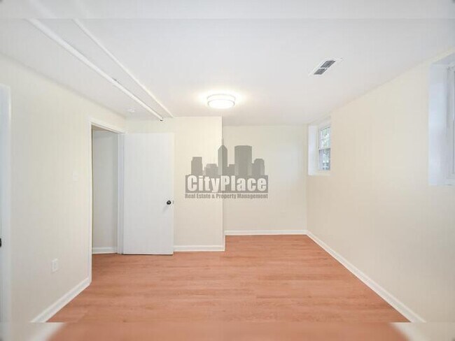 Building Photo - 3202 Macarthur Ln
