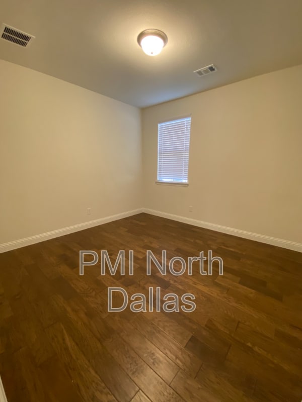 Building Photo - 6909 Royal View Dr