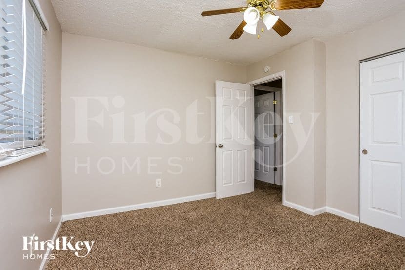 Building Photo - 8 Four Winds Dr