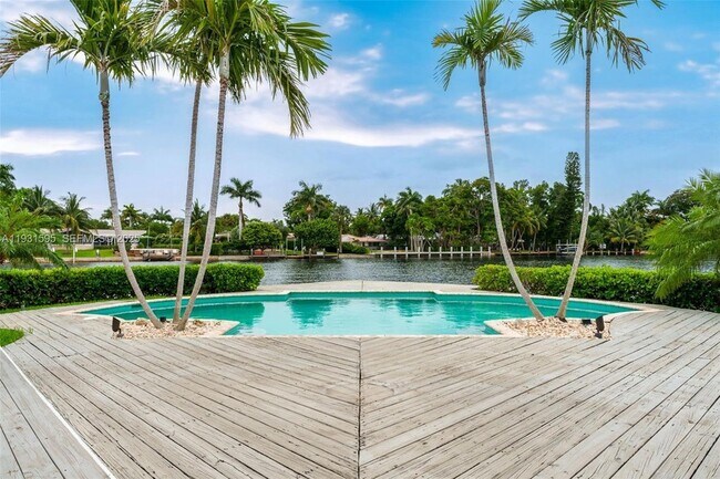 Building Photo - 2130 NE 15th St