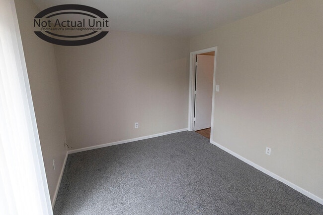 Building Photo - 704 W Cunningham Dr