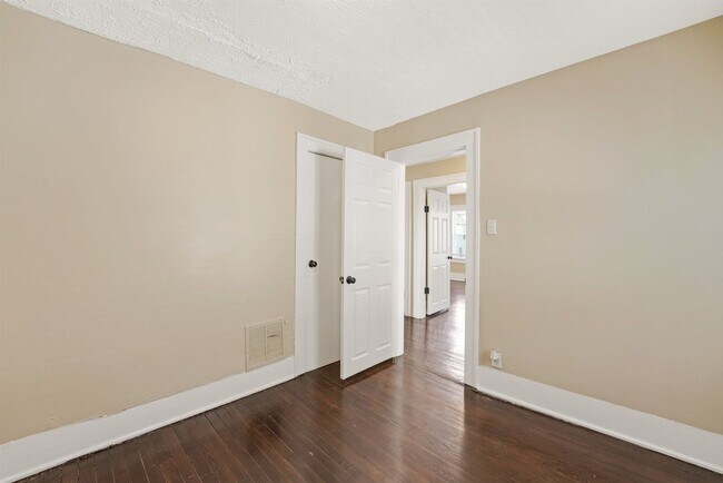 Building Photo - Move-In Ready 3-Bedroom Home with Updated Kitchen & Central A/C