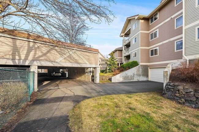 Building Photo - $1,600 - 1 Bed / 1 Bath Gorgeous Condo Unit in University District