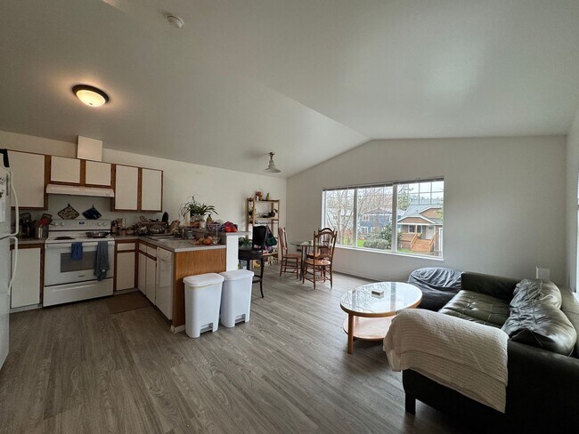 Building Photo - 4 Bedroom 2 Bathroom Duplex - Near WWU