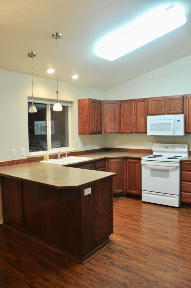 Building Photo - 4 bed 3 bath home with second living room