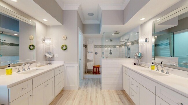 Building Photo - 404 21st St S