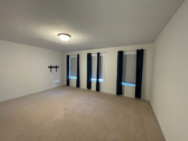 Building Photo - Four Bedroom Home in Kalamazoo