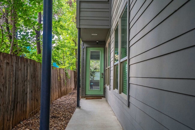 Building Photo - 2002 Rosewood Ave