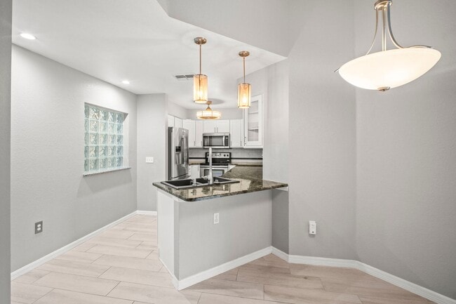 Building Photo - Fully renovated 2 bedrooms 2 baths Condo i...