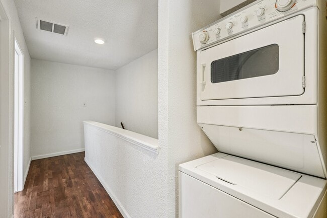 Building Photo - 7700 Creekbend Dr