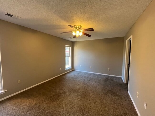 Building Photo - Renovated 2 Bedroom 2 Bath Home with 2 Car Garage for Rent!