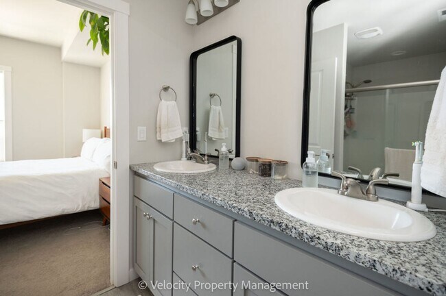 Building Photo - Light and Bright Townhome in NW Redmond!