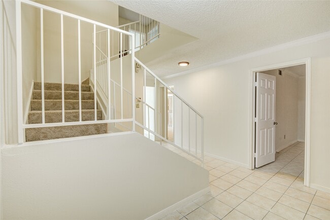 Building Photo - 2114 Greenbriar Colony Dr