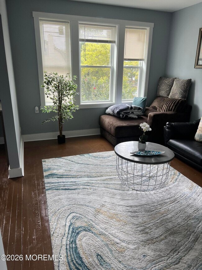 Building Photo - 922 4th Ave