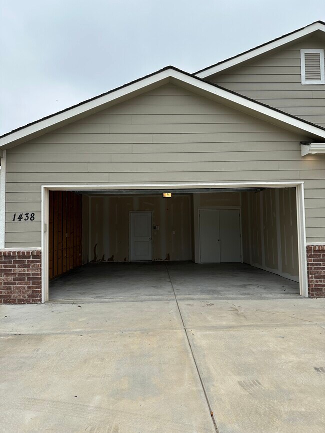 Building Photo - 1438 Azena St