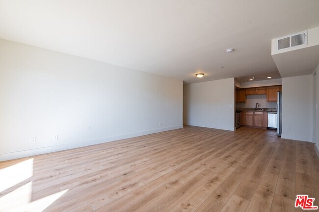 Building Photo - 1117 N Orange Dr