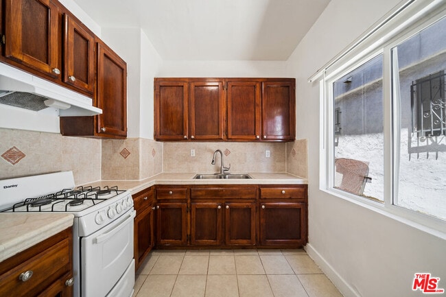 Building Photo - 1267 Vin Scully Ave