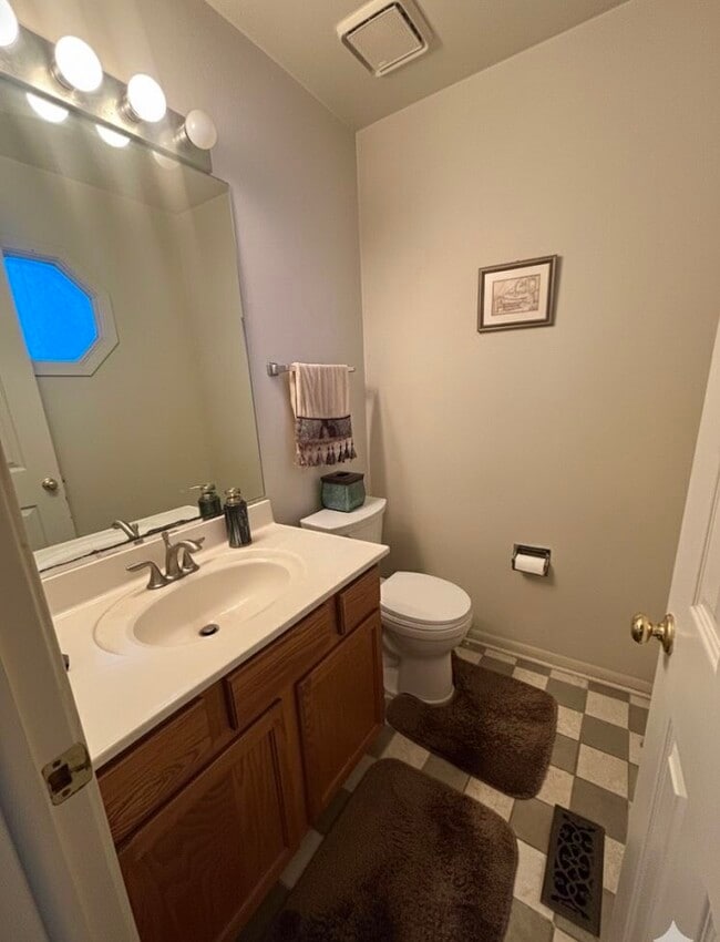 Building Photo - 1142 E Wilson Ave