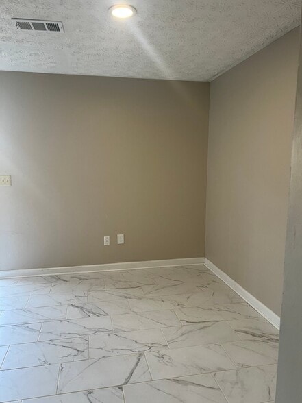 Building Photo - 3543 N Hopkins Ct