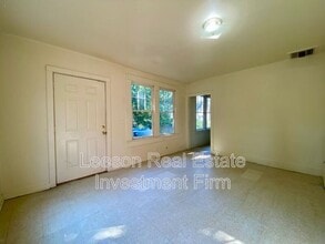 Building Photo - 447 Egan St