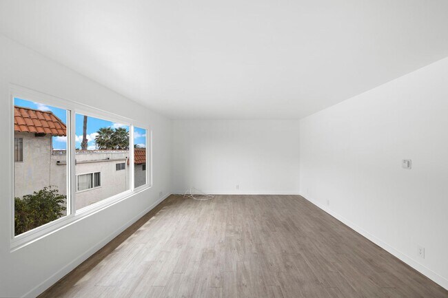 Building Photo - 219 Avenida Santa Barbara