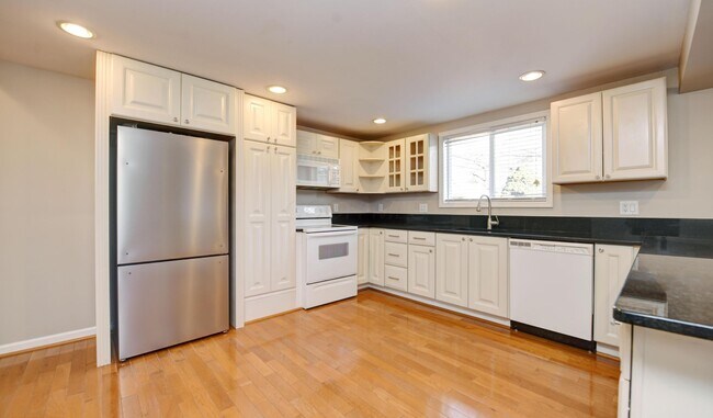 Building Photo - 746 Beech St